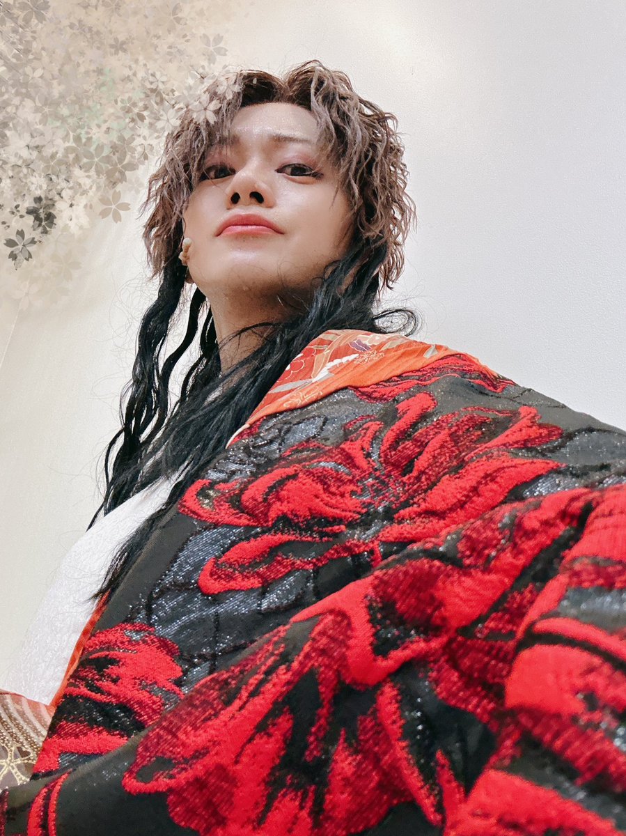 ryuji7117's tweet photo. 邪魚隊
連日沢山の方のご来場、誠に有難う御座います。
バスケしたそうな成弥が来てくれました。
毎公演ぶっ倒れるギリギリですが、
佐藤流司なら出来るだろうと信用して限界まで挑戦させて下さる座組や、それに生きる意味を感じてしまう自分が好きです。
舞台上で死にそうな瞬間が人生で1番生きてる。 https://t.co/D9g4JoUbGu