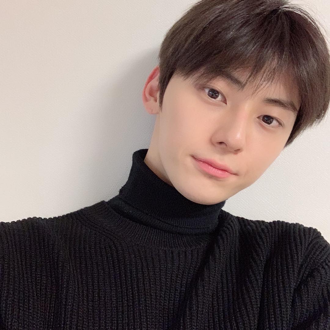 hmhishmh950809's tweet photo. Day13 인스타 사진중 제일 좋아하는 사진 
진짜 옵황시작부터 끝까지 다 올리고 싶은 마음이지만...
올타임레전드 검은티 셀카...🥹🖤
#8월의_황민현 https://t.co/uBErTFOZkU