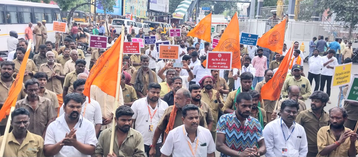 hindumunnani_tn's tweet photo. #திருப்பூர் மாநகர்.
ஆட்டோ தொழிலாளர்களை ஆதரித்து,
பல்வேறு கோரிக்கைகளை வலியுறுத்தி...
இந்து ஆட்டோ தொழிலாளர் முன்னணி சார்பில் மாநிலம் தழுவிய ஆர்ப்பாட்டமானது திருப்பூர் குமரன் சிலை முன்பு ஆர்ப்பாட்டம் நடைபெற்றது.
#இந்துஆட்டோமுன்னணி #August13 #ஆர்ப்பாட்டம் #hawf #hindumunnani https://t.co/gRDIPI2tuX