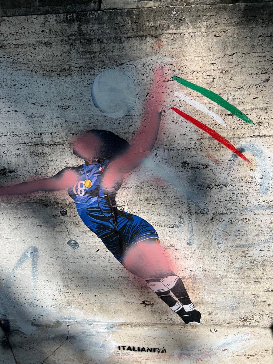 Hanno vandalizzato il murale “Italianità” di Laika dedicato a Paola Egonu.

È durato un solo giorno, uno. Poi qualcuno è andato a cancellarlo. O meglio: a sostituire con il rosa il colore della pelle. 

Lo hanno fatto di notte, come agiscono i ratti. Spaventati da un colore su un