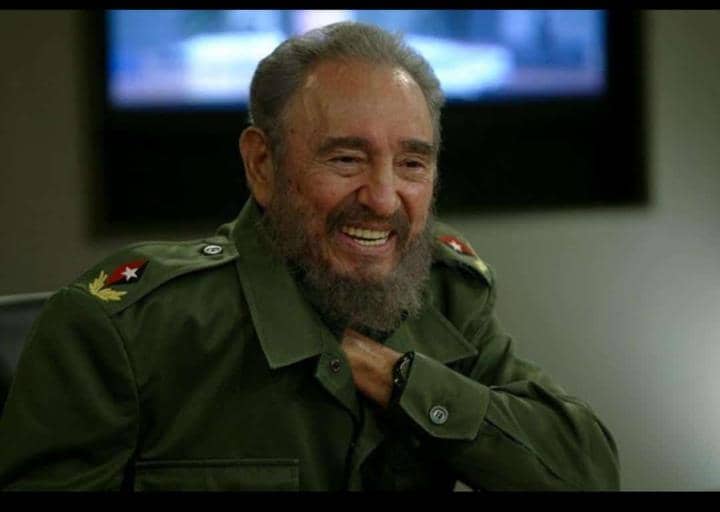 MinfarC's tweet photo. Fidel no cumpliría, cumple hoy 98 años, y así lo celebra su pueblo, que lo acompaña porque está presente, erguido, vital.
#FidelPorSiempre https://t.co/GwBDouZAAl