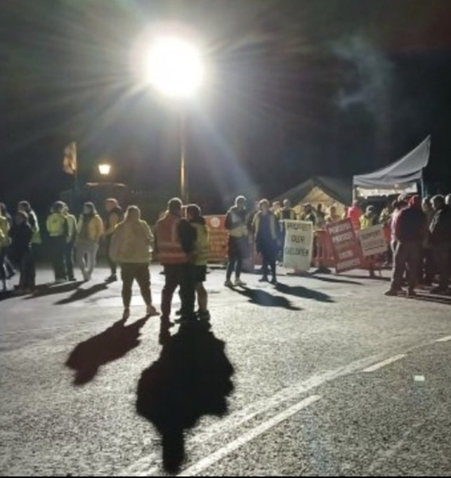 WatchdogTh96012's tweet photo. The first of 280 IP Asylum Seekers have started to arrive in the tranquil village of Dundrum, Co. Tipperary. A small village of just 165 residents. The Gardai & POU are currently onsite. #DundrumSaysNo #Dundrum #Tipperary #ResignHelen #ResignRoderic #IrelandIsFull https://t.co/7JTZWRjQ4e