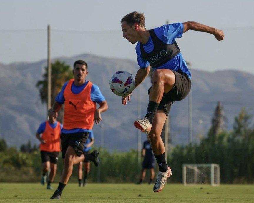 💢 SESIONES <a href="/afefutbol/">AFE</a> 24/25 💢

🧑‍🤝‍🧑El atacante de Burela -<a href="/julio_jd10/">Julio Delgado</a>- otro gallego en las Sesiones. El burelao tras su gran año con el Marbella jugando 30 partidos y ascendiendo buscará suerte en la Oliva Nova Resort de Valencia.

📲Os gustaría para vuestro equipo?😉