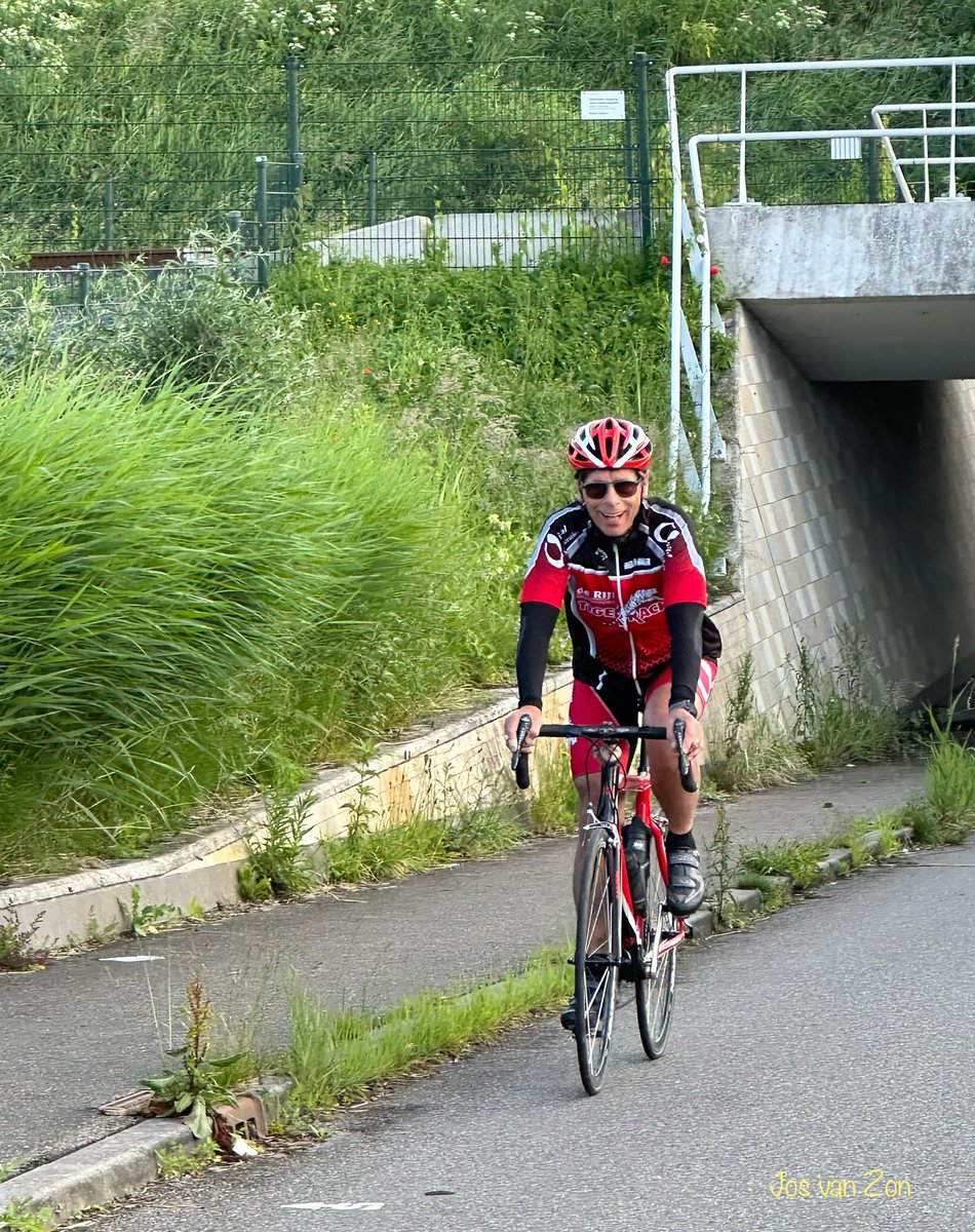 JosVanZon's tweet photo. Goedemorgen allemaal 🙋🏼♀️. Op #dag13 van de #beau_gustus fotochallenge van @dthta57 kan het niet missen dat de #fiets het thema is nu de Tour de Femmes van start is gegaan
Ik fiets zelf ook nog een beetje in de rondte #Touren #Mountainbike #Downhill #RaceFiets #Fietsen 🚴🏻♂️🚴♀️ https://t.co/yjsDOAVMpT