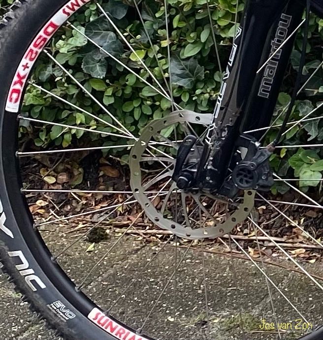 JosVanZon's tweet photo. Goedemorgen allemaal 🙋🏼♀️. Op #dag13 van de #beau_gustus fotochallenge van @dthta57 kan het niet missen dat de #fiets het thema is nu de Tour de Femmes van start is gegaan
Ik fiets zelf ook nog een beetje in de rondte #Touren #Mountainbike #Downhill #RaceFiets #Fietsen 🚴🏻♂️🚴♀️ https://t.co/yjsDOAVMpT