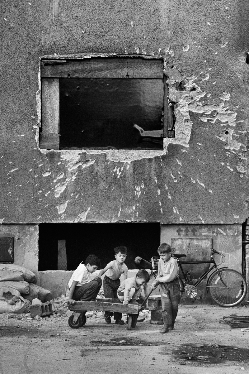 15 AÑOS DEL ASESINATO DE AMAR MISTRIC EN SARAJEVO.
En octubre de de 1993 hice esta fotografía durante el cerco de Sarajevo. 15 años después, en octubre de 2008, busqué a estos niños y los encontré vivos y supe sus nombres: Aljosa, Amar, Alen y Damir de izquierda a derecha.