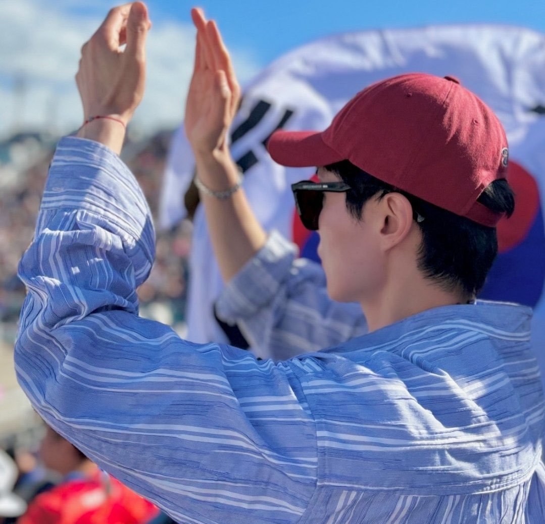 Finding out that dongwook is more of a story girly than a post girly meant so much to me :,,))