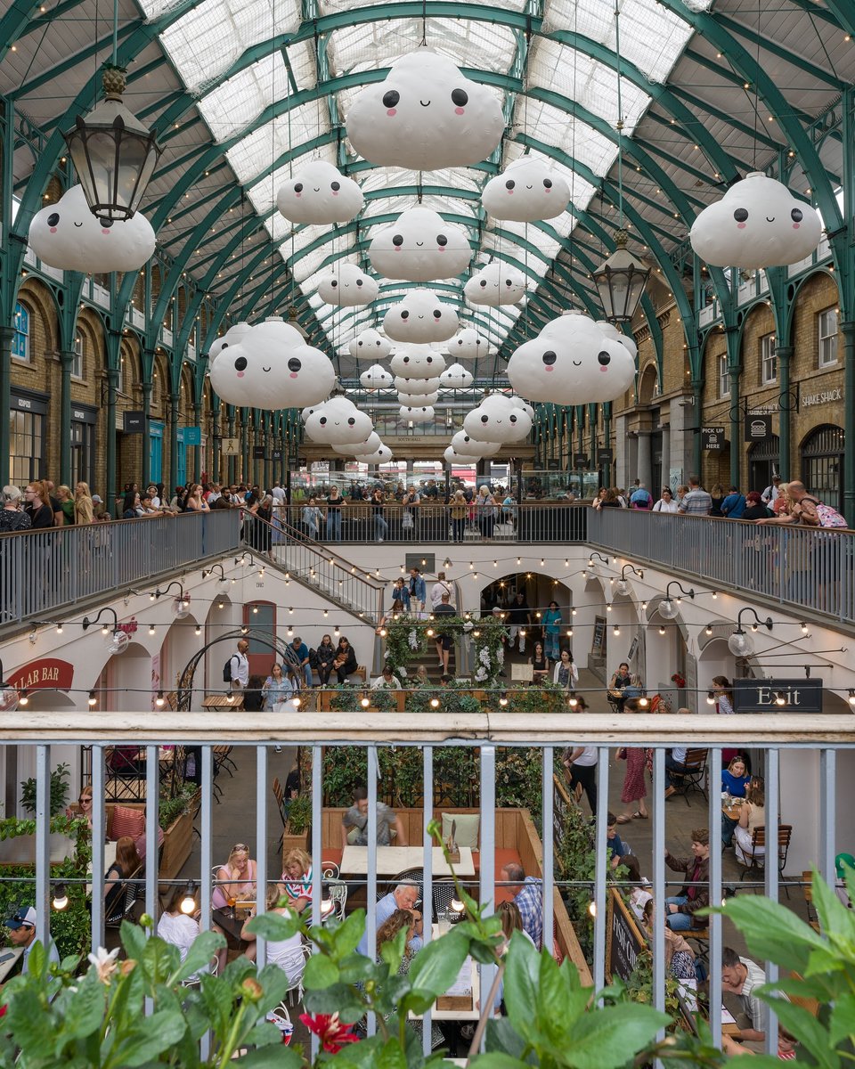 Have you spotted @coventgardenldn’s ‘Little Cloud World’ yet? Discover 40 inflatable ‘floating clouds’ in and around our iconic Market Building as part of their new art installations by @friendswithyou☁️ [📸 <a href="/steven/">Steven Liu</a>.maddison] #LetsDoLondon #VisitLondon ow.ly/Q5JE50SVMS0