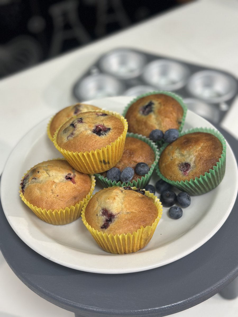 joshpsmalley's tweet photo. Last week I had the joy of welcoming the @newscientist to the Science Kitchen @uniofleicester. A variety of bakes, accompanied with the chemistry behind how they are assembled. Stay tuned for more details later in the year.
#ScienceofBaking @Leicesterchem https://t.co/3TRU7TZlGH
