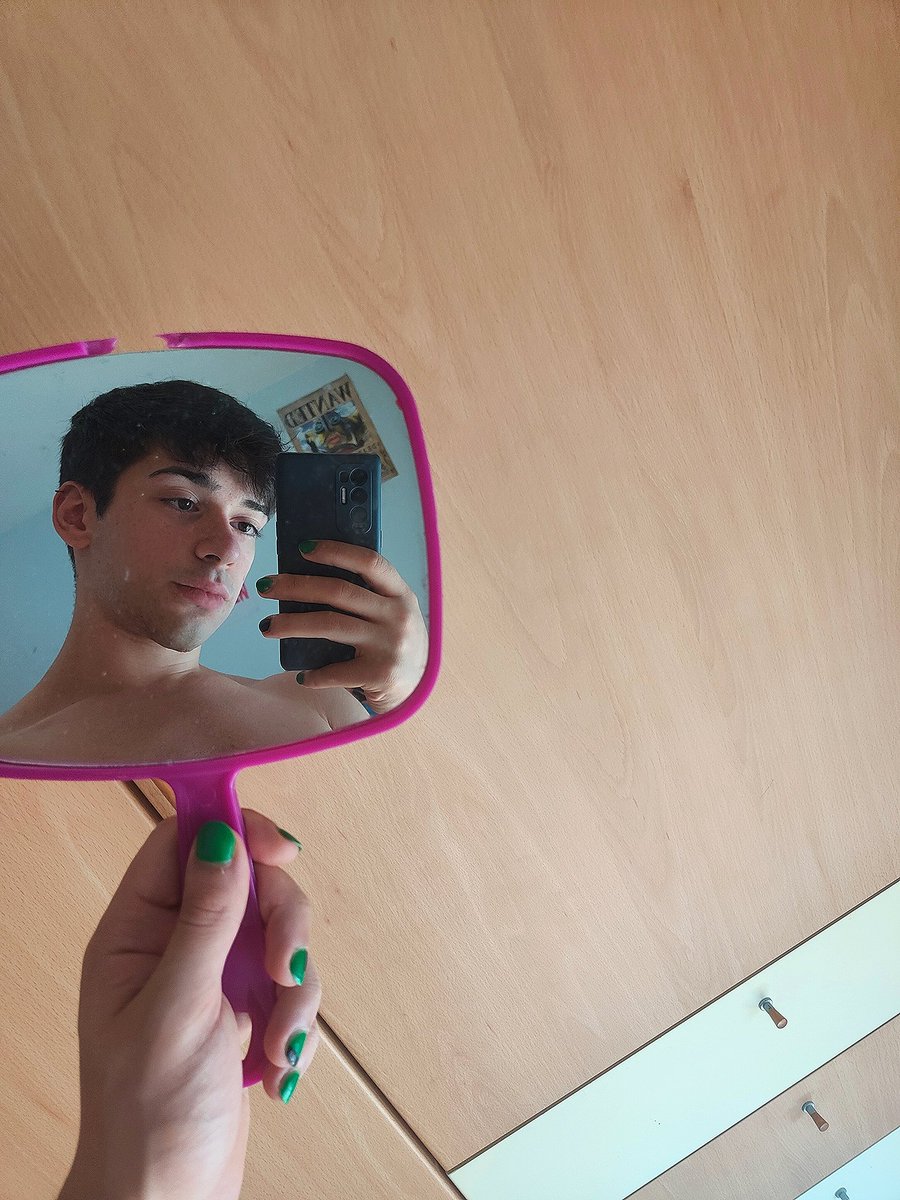 feywildboy's tweet photo. dovrei tornare ad usare twitter in vista del trasferimento a milano imminente? https://t.co/EHytbzGOkU