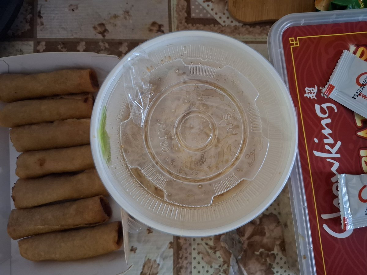 amcaptured's tweet photo. Mag crave ako sa lumpiang shanghai kaya nag order ako sa @chowking_ph kaso ang lungkot, di na masarap, parang yung nabibiling mga frozen, dapat mag order na ako sa MangSiomai ng @iamworldwideph_

 may wonton noodles at chaofan wala man lang chilisauce at toyomansi.. :-( https://t.co/4oVLKnCE4m