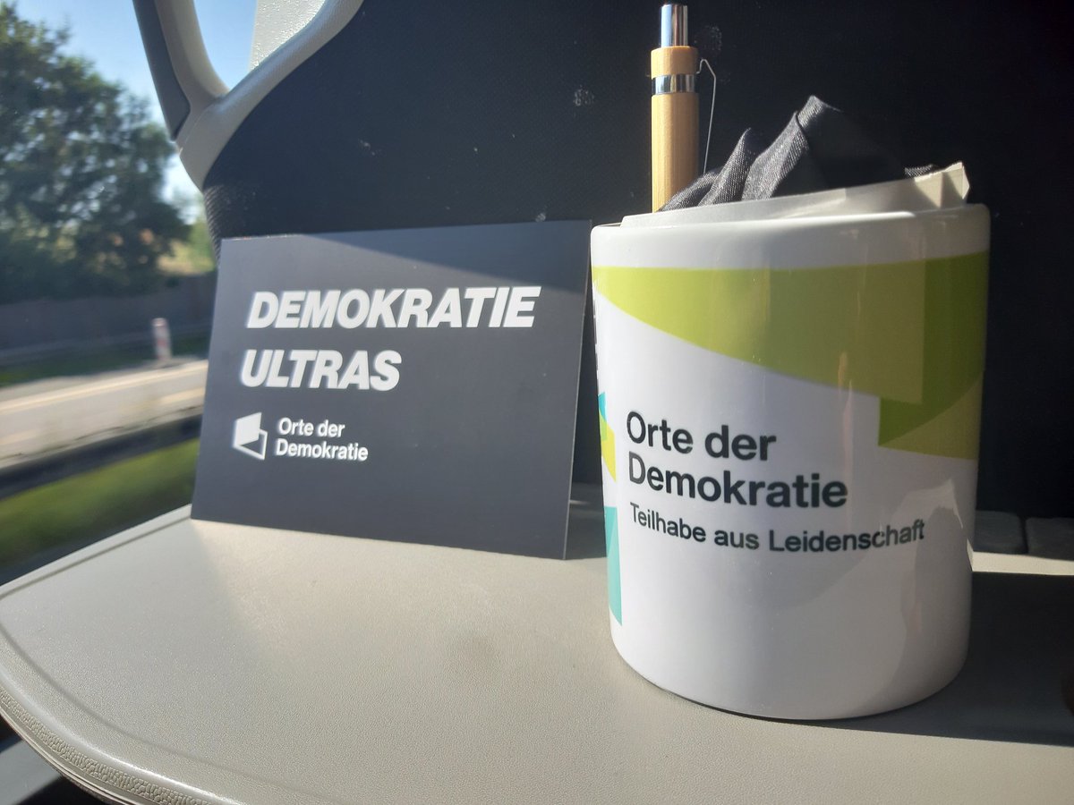 tolsax's tweet photo. #DemokratieInFahrt: Unterwegs zu Orten der Demokratie in Sachsen, zusammen mit der Vernetzungsstelle der Orte beim Netzwerk für Demokratische Kultur (NDK). #Rodewisch #Aue-#BadSchlema #AnnabergBuchholz #LimbachOberfrohna #Pödelwitz
https://t.co/rogLrMMaZr https://t.co/QI8n6G0Vwi