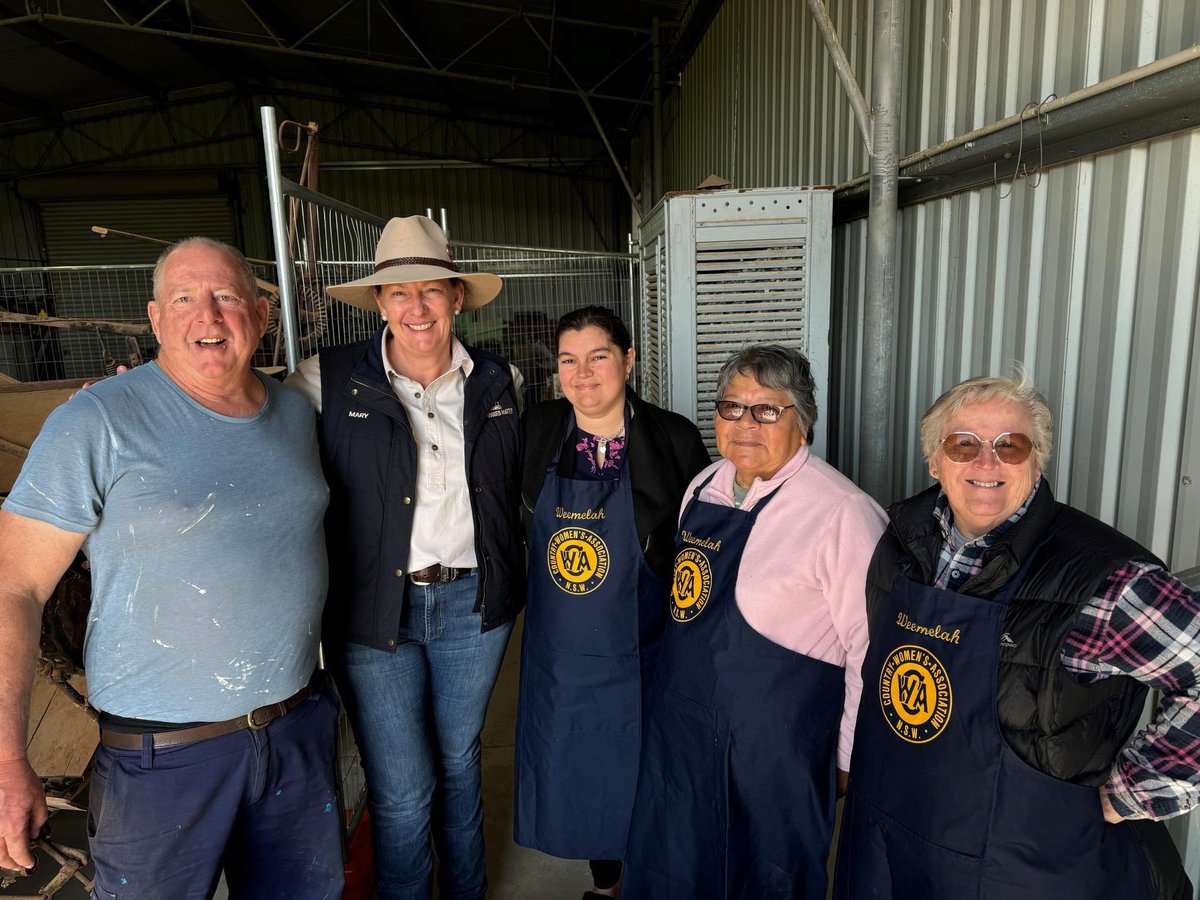 RUboggedmate's tweet photo. A great Fri morning at the Mungindi Men's Shed & top notch catering by the CWA. The fellas have a freshly painted blue tree just out of town, plaque coming soon.
After lunch I spoke at Mungindi Show, sadly I didn't take pics at show π
#areyouboggedmate
#bluetreeproject https://t.co/wYQU17xm8R