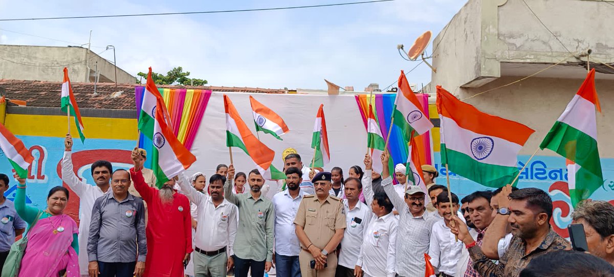 Collectorbhav's tweet photo. *હર ઘર તિરંગા અભિયાન : ભાવનગર*
-----
ભાવનગર તાલુકાના વરતેજ ગામે હર ઘર તિરંગા અંતર્ગત તિરંગા રેલી યોજાયેલ.
---------
#HarGharTiranga 
#HarGharTirangaGuj 
@CMOGuj 
@BhanubenMLA 
@revenuegujarat 
@AlokPandey_IAS 
@BhavnagarDdo 
@mahiti_bvn https://t.co/Q4tgtOegS9