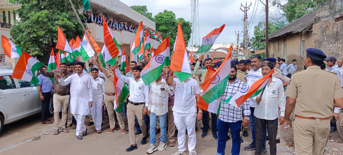 Collectorbhav's tweet photo. *હર ઘર તિરંગા અભિયાન : ભાવનગર*
-----
ભાવનગર તાલુકાના વરતેજ ગામે હર ઘર તિરંગા અંતર્ગત તિરંગા રેલી યોજાયેલ.
---------
#HarGharTiranga 
#HarGharTirangaGuj 
@CMOGuj 
@BhanubenMLA 
@revenuegujarat 
@AlokPandey_IAS 
@BhavnagarDdo 
@mahiti_bvn https://t.co/Q4tgtOegS9