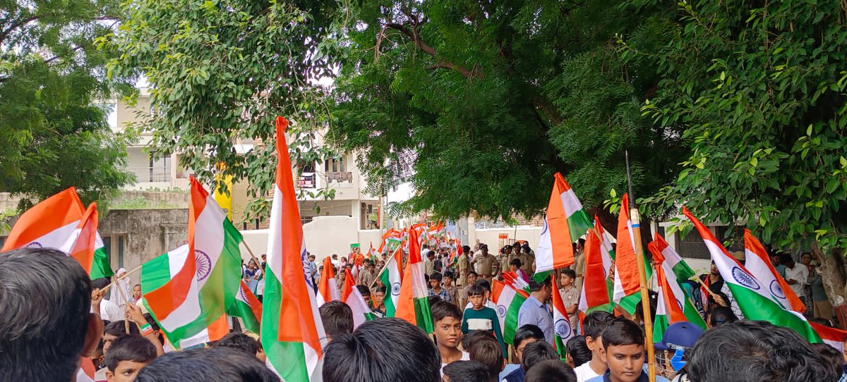 Collectorbhav's tweet photo. *હર ઘર તિરંગા અભિયાન : ભાવનગર*
-----
ભાવનગર તાલુકાના વરતેજ ગામે હર ઘર તિરંગા અંતર્ગત તિરંગા રેલી યોજાયેલ.
---------
#HarGharTiranga 
#HarGharTirangaGuj 
@CMOGuj 
@BhanubenMLA 
@revenuegujarat 
@AlokPandey_IAS 
@BhavnagarDdo 
@mahiti_bvn https://t.co/Q4tgtOegS9