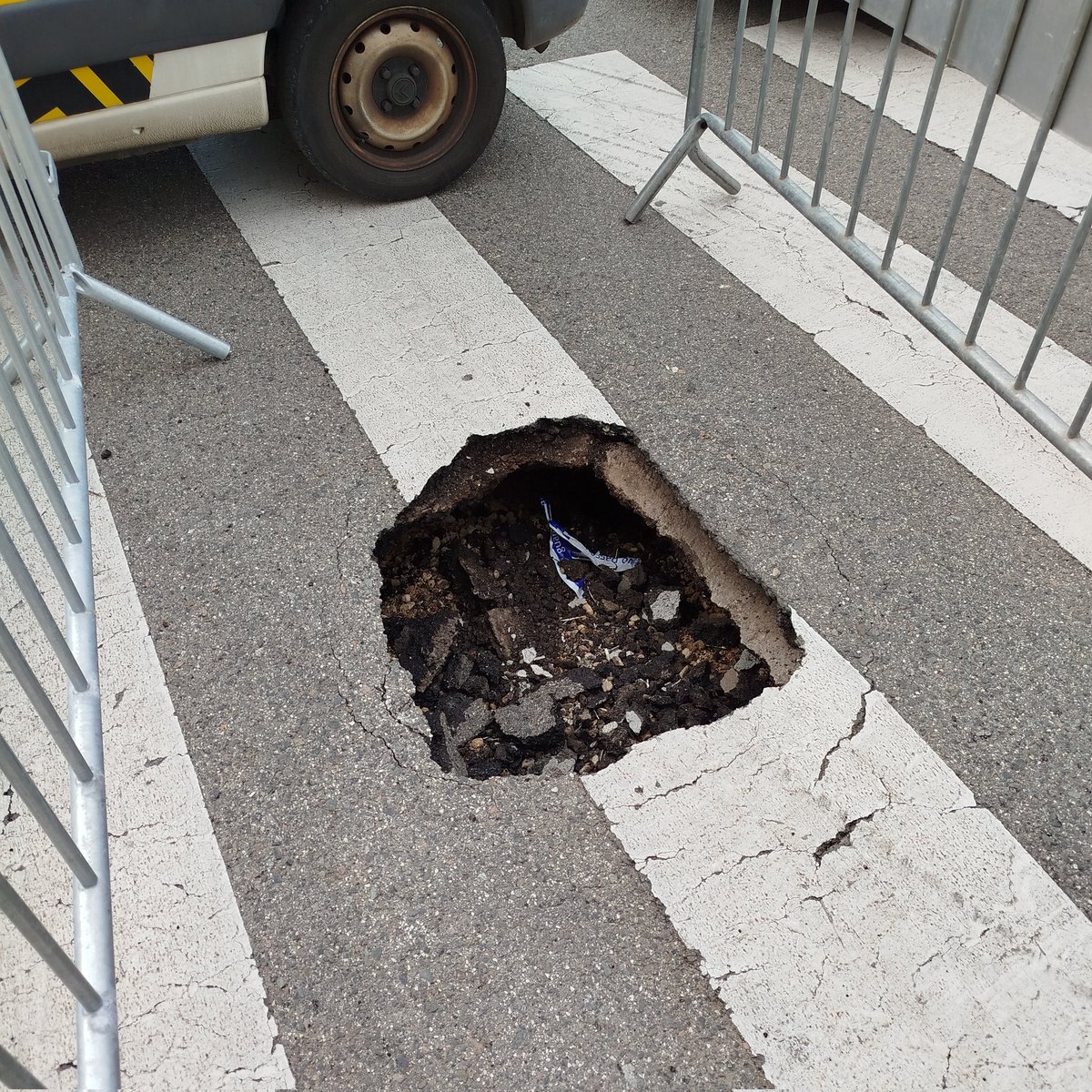 👷 Apareix un nou esvoranc al Passeig de l'Oliver de #Reus
🚧 Al maig ja és ensorrar l'asfalt a pocs metres