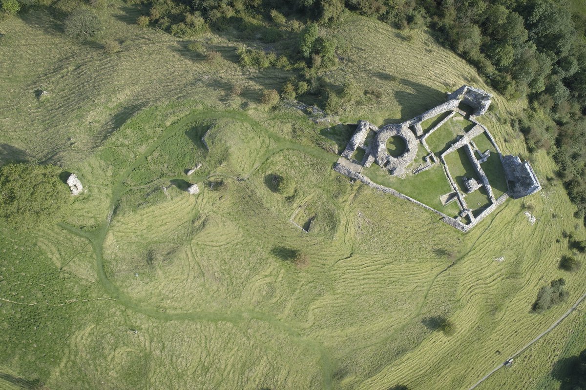 TrickSteven's tweet image. Dryslwyn #Castle in the Tywi valley in the former Welsh kingdom of Deheubarth. It was beseiged by Edward I's forces in 1287 during a land dispute, and remained in English hands thereafter, the adjacent small town expanding during this period. #dronephotography