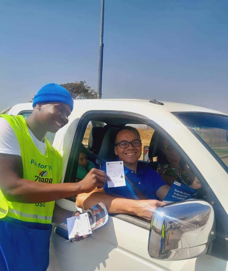 zinaraZW's tweet photo. The @EcoCashZW Team is on the move! After rocking Norton Tollgate for Heroes Day yesterday, they are heading to Eskbank and Goromonzi Tollgates today. 
Keep an eye out on your way back from the holiday  &amp;enjoy free passage plus amazing gifts!
#HappyHourPromotion
#HeroesWeekend https://t.co/axhO40IMnO