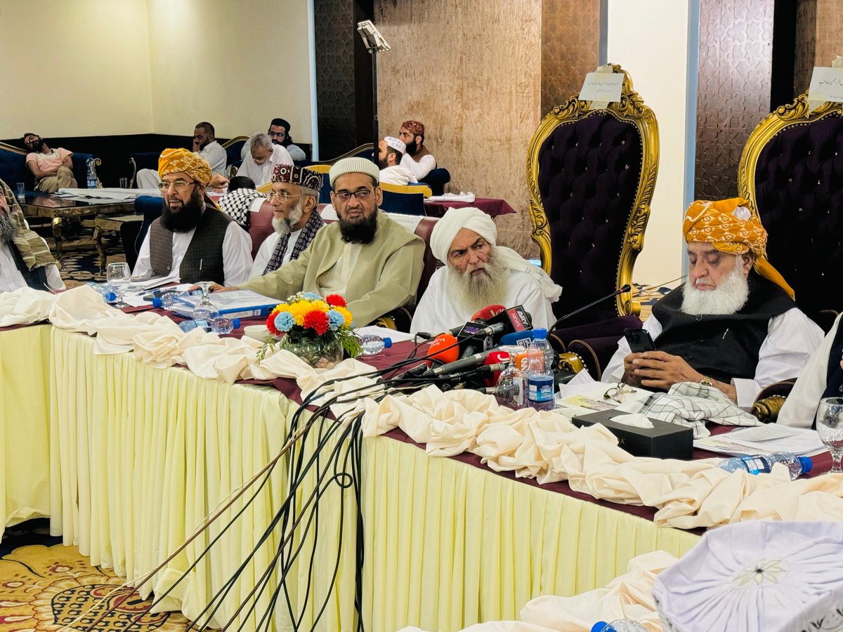 اسلام آباد: ختم نبوت آل پارٹیز کانفرنس
قائد جمعیت مولانا فضل الرحمان کا آل پارٹیز کانفرنس سے ابتدائی خطاب

قادیانیوں کا مسئلہ آئین و قانون کے رو سے طے ہوچکا ہے 
اس مسئلے کو دوبارہ زندہ کرنے کی کوشش کی جاتی ہے
ان لوگوں کو دائرہ اسلام سے خارج قرار دیا جاچکا ہے 
عالمی قوتیں بھی ان