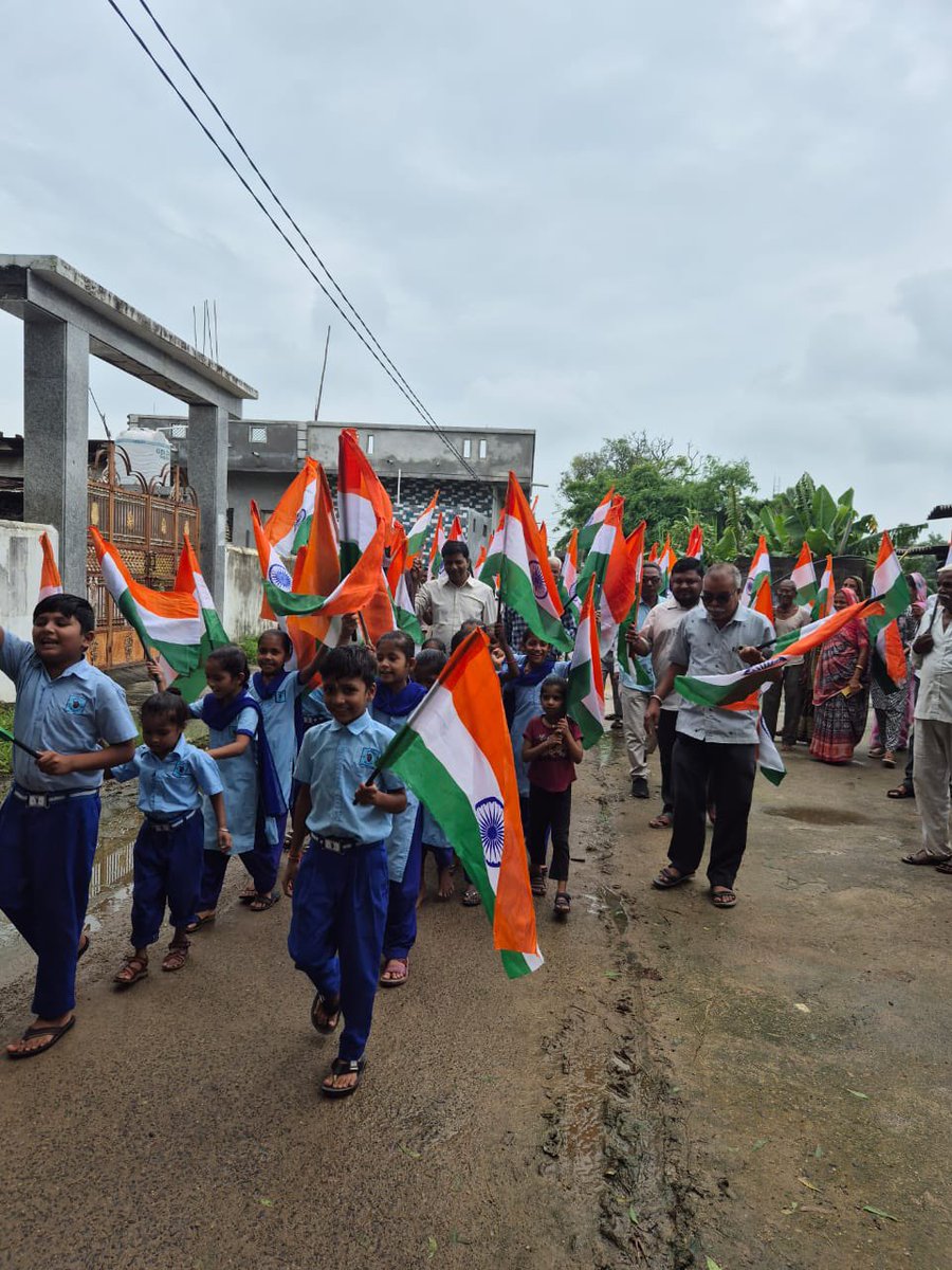 DhavalLimbasi11's tweet photo. આજ રોજ જાંબુઘોડા તાલુકા ની ફૂલપરી ગ્રામ પંચાયત ખાતે #HarGharTiranga2024 ની યાત્રા યોજવામાં આવેલ જેમાં નાગરિકો ગ્રામ પંચાયત સદસ્યોશ્રી બાળકો અને તાલુકા ના નોડલ શ્રી ખેતીવાડી અધિકારીશ્રી મામલતદાર શ્રી હાજર રહેલ હતા.@CMOGuj @ddo_panchmahal @InfoGujarat @CollectorGodhra https://t.co/r3l6RVlqFS