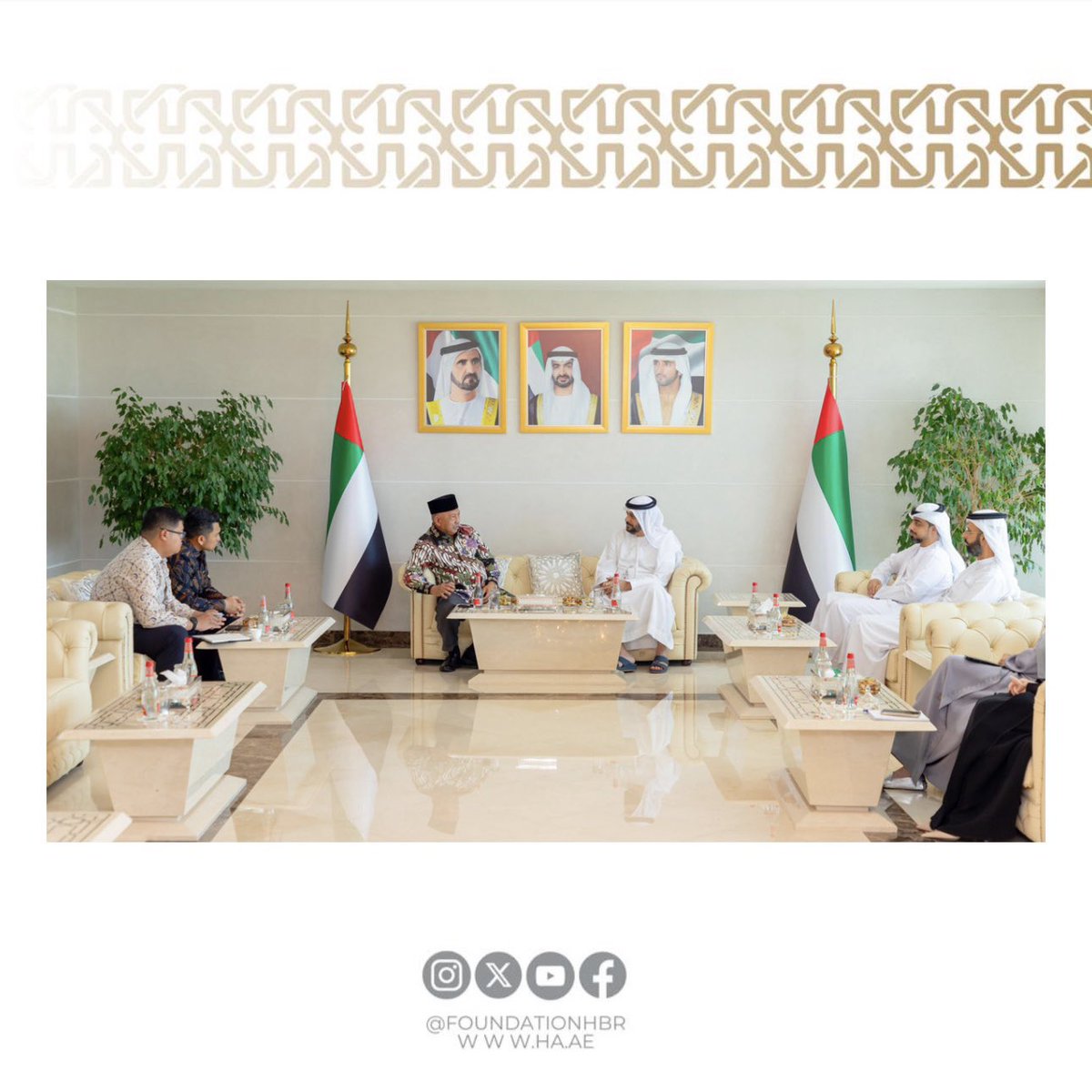 FoundationHBR's tweet photo. سعادة د. خليفة السويدي - المدير التنفيذي للمؤسسة، وسعادة السفير حسين باجيس - سفير جمهورية إندونيسيا لدى الدولة، يبحثان فرص التعاون والاستفادة من خبرة مؤسسة حمدان في دعم التميز الطبي والتربوي. https://t.co/9v7aZZI9qn