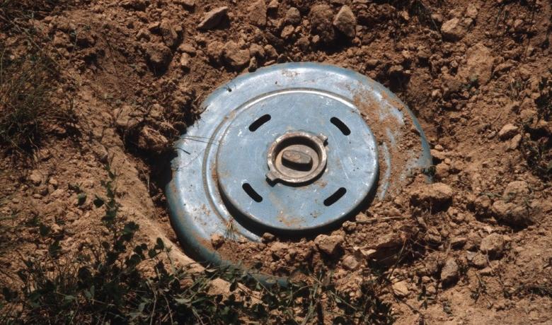 TurkishCentury's tweet photo. 💣 GOT MINES to clear? #MEMATT is a heavy duty remote-controlled (unmanned) mechanical #landmine clearing vehicle from @MSB_ASFAT that can go through square kilometers of hidden explosives like it's a walk in the park! Learn more at https://t.co/rDuxwI3QZu #ASFAT 🇹🇷 https://t.co/qaI6CIbPqA