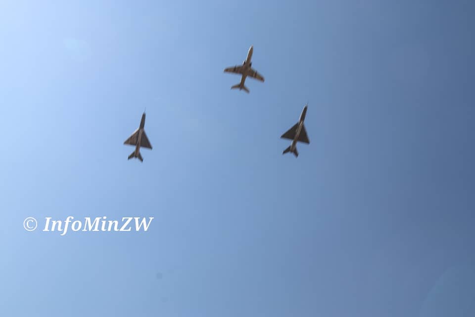 ttgono's tweet image. HE President Mnangagwa @edmnangagwa took salute of the National Anthem and Fly Past and thereafter inspected the ZDF Parade.
#DefenceForcesDay2024