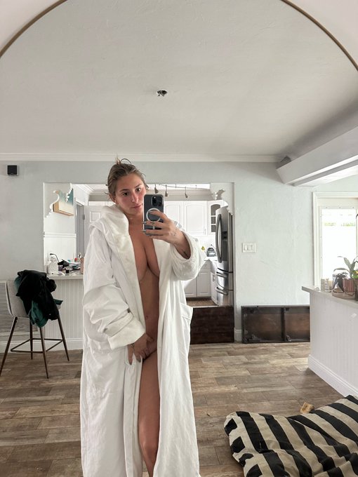 flashing the person w the best comment https://t.co/zhQnkAYUHz