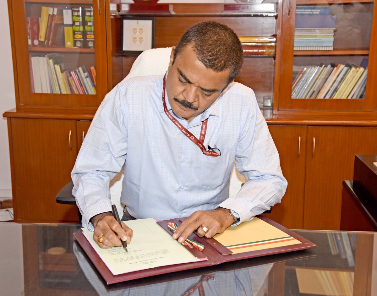 SteelMinIndia's tweet photo. Shri Sandeep Poundrik has officially assumed charge as Secretary of the Ministry of Steel at Udyog Bhawan.

https://t.co/tAuAb0Kx8T https://t.co/maM96S9Byc