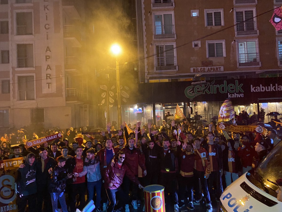 uAUNIAKU's tweet photo. Üniversitemizi kazanan arkadaşlarımızı tebrik ederiz. Tüm Galatasaraylı kardeşlerimizi Kampüslerin Tek Efendisi olmak için aramızda görmekten mutluluk duyarız.
#ultrAslanUNI https://t.co/xY4iCiMZNP