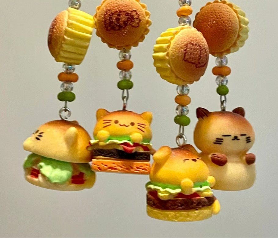 lovesickdoe's tweet photo. burger phone charms https://t.co/7cRXv5EqXu