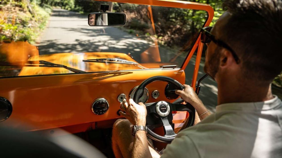 AutoExpress's tweet photo. We've driven the Electric Moke, and apparently it's the “antidote to the crazy world we live in”...>> https://t.co/bMNQojKgsN https://t.co/2CefYwRmZN
