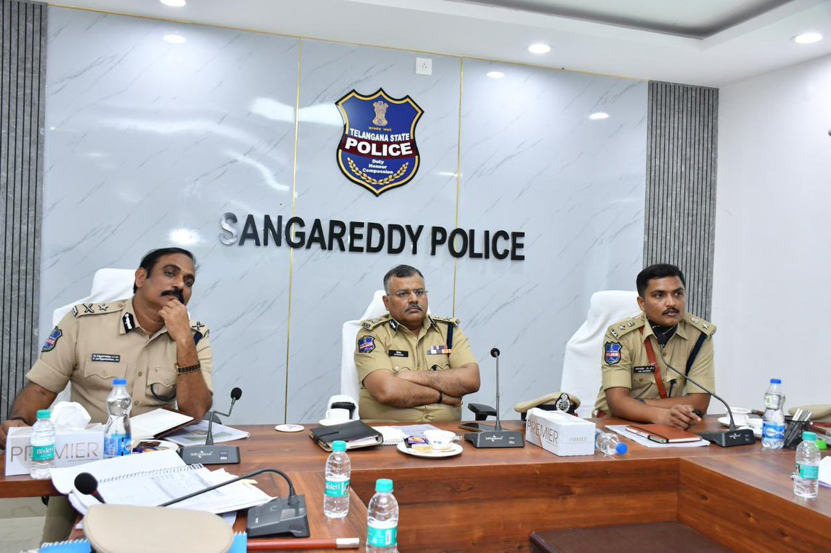 TelanganaDGP's tweet photo. During a comprehensive field visit to the Sangareddy district headquarters, IGP Multi Zone-II, Sri V. Satyanarayana IPS, along with @spsangareddy Sri C. Rupesh IPS, and other senior officials, convened to assess and review the current law and order situation in the district. And appreciated the #SangareddyPolice for effectively maintaining law and order.

#TelanganaPolice #SangareddyDistrict