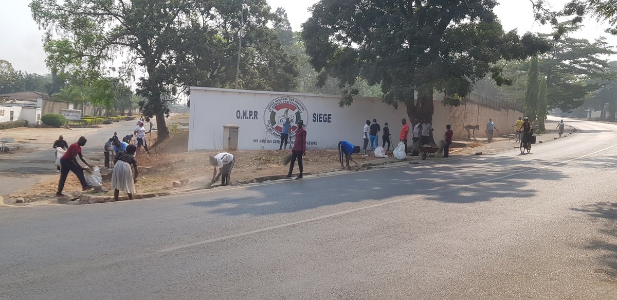 #Burundi #OnprInnovation Toujours en réponse au vibrant appel du Chef de l'Etat <a href="/GeneralNeva/">SE Evariste Ndayishimiye</a> pour 1 semaine des travaux de propreté, les membres du personnel de l'#ONPR se mobilisent pour le 2è jour des travaux, dans ses enceintes comme à l'extérieur