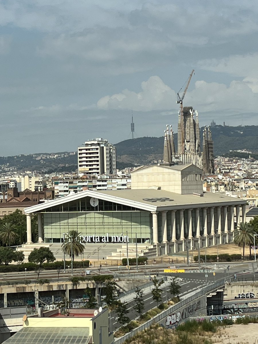 Today at the office after some months and, I always forget the gorgeus views I have from here.
Had to zoom it but Sagrada Familia doesn't look bad 👀