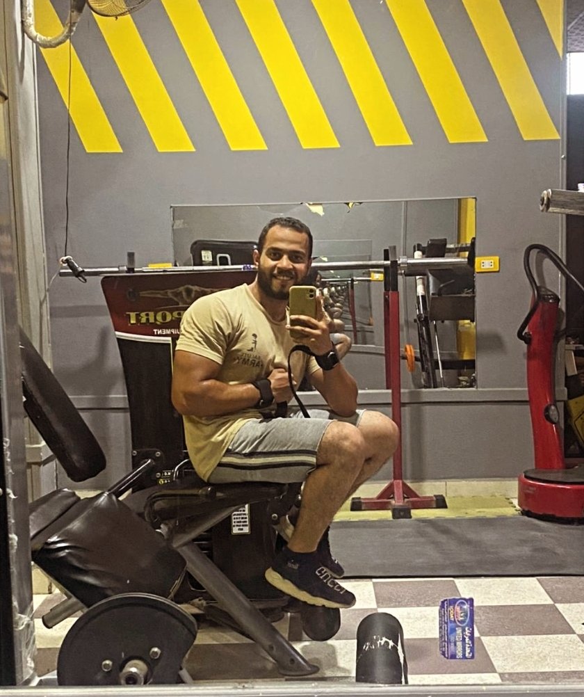 جبنا التفاحة عشان العضل يبان اكتر 😂💪