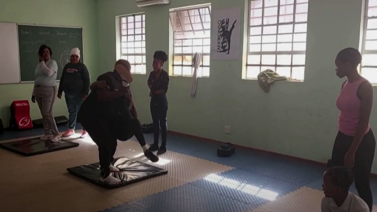 The President of the South African Taekwondo Federation (SATF) David Kock has used Women’s Month to equip Kimberley women with self-defence skills. Women from all backgrounds were given a crash course on defense.
READ MORE:  tinyurl.com/bd2bzdu8  #sabcnews