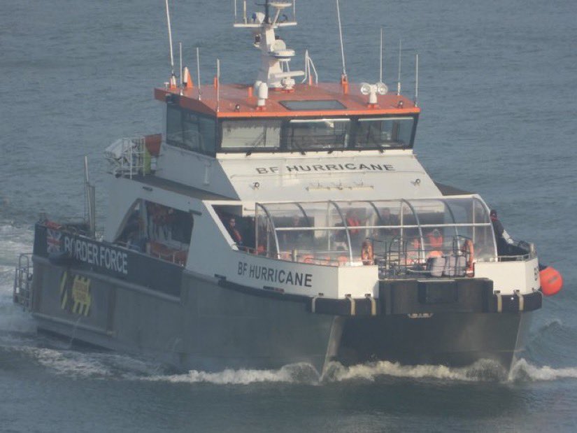 SimonJonesNews's tweet photo. Channel crossings: 125 people in three boats were brought to Dover yesterday. Almost 5,000 people have made the crossing since Labour came to power. https://t.co/8KX9k0i3Fu