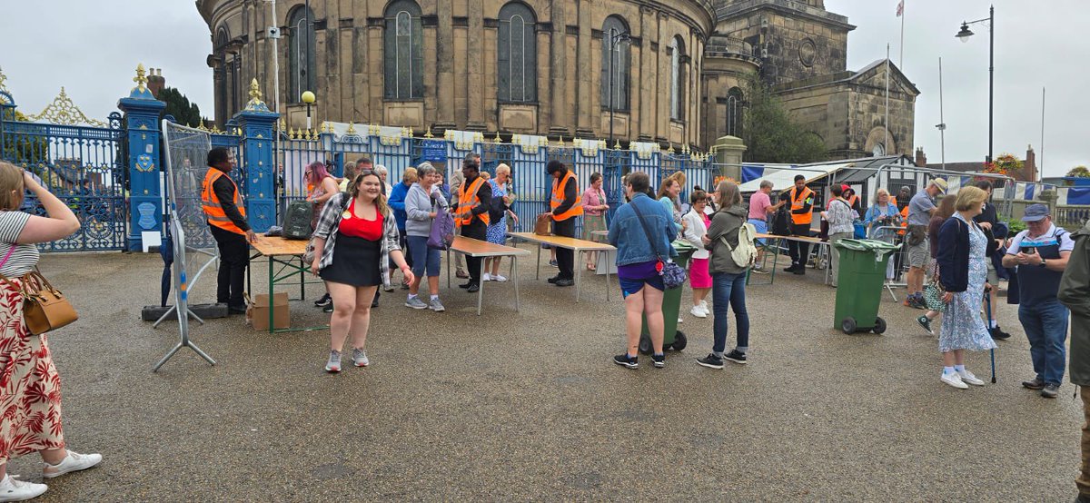 prosecure2000's tweet image. What a lovely weekend at the #ShrewsburyFlowerShow. It was great to make a big difference at this years show providing a reassuring visible presence as well as behind the scenes security. We can’t wait for next years show. #KeepingShrewsburySafe #ProudOfShrewsbury