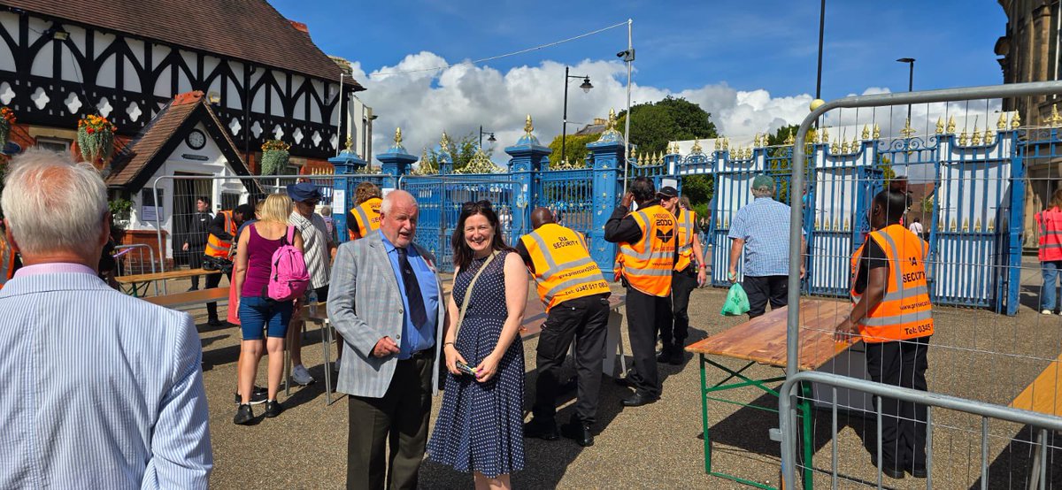 prosecure2000's tweet image. What a lovely weekend at the #ShrewsburyFlowerShow. It was great to make a big difference at this years show providing a reassuring visible presence as well as behind the scenes security. We can’t wait for next years show. #KeepingShrewsburySafe #ProudOfShrewsbury