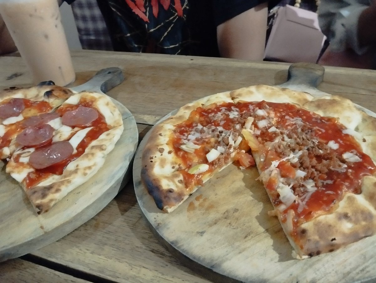 Nyobain pizza buatan Kedai Ibu Saya. Untuk rasanya toppingnya enak, tapi sayang untuk kulitnya gak kering, agak lembek, jadi berasa kaya roti gitu. So far sih nilainya 8 dari 10. 😀