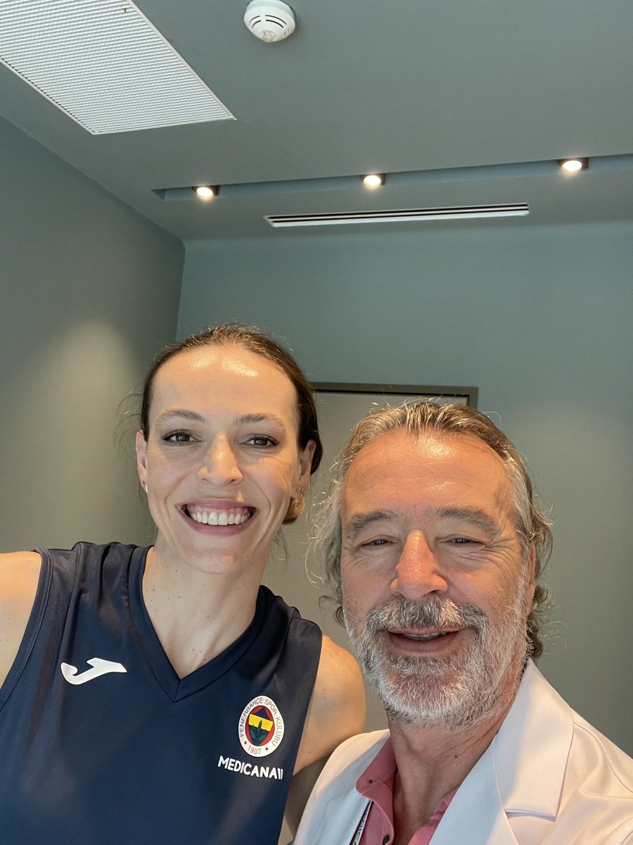 DrTHaliloglu's tweet photo. Bugün Türkiye’nin gururu, filenin sultanlarının kaptanı Eda Erdem’in yeni sezon hazılığına yardımcı olduk, Türkiye sizinle gurur duyuyor🤗🙏 @medicanasaglik @edaerdem14 #medicanazincirlikuyu #medicana #fileninsultanları #edaerdemdündar https://t.co/cICMazBbYm