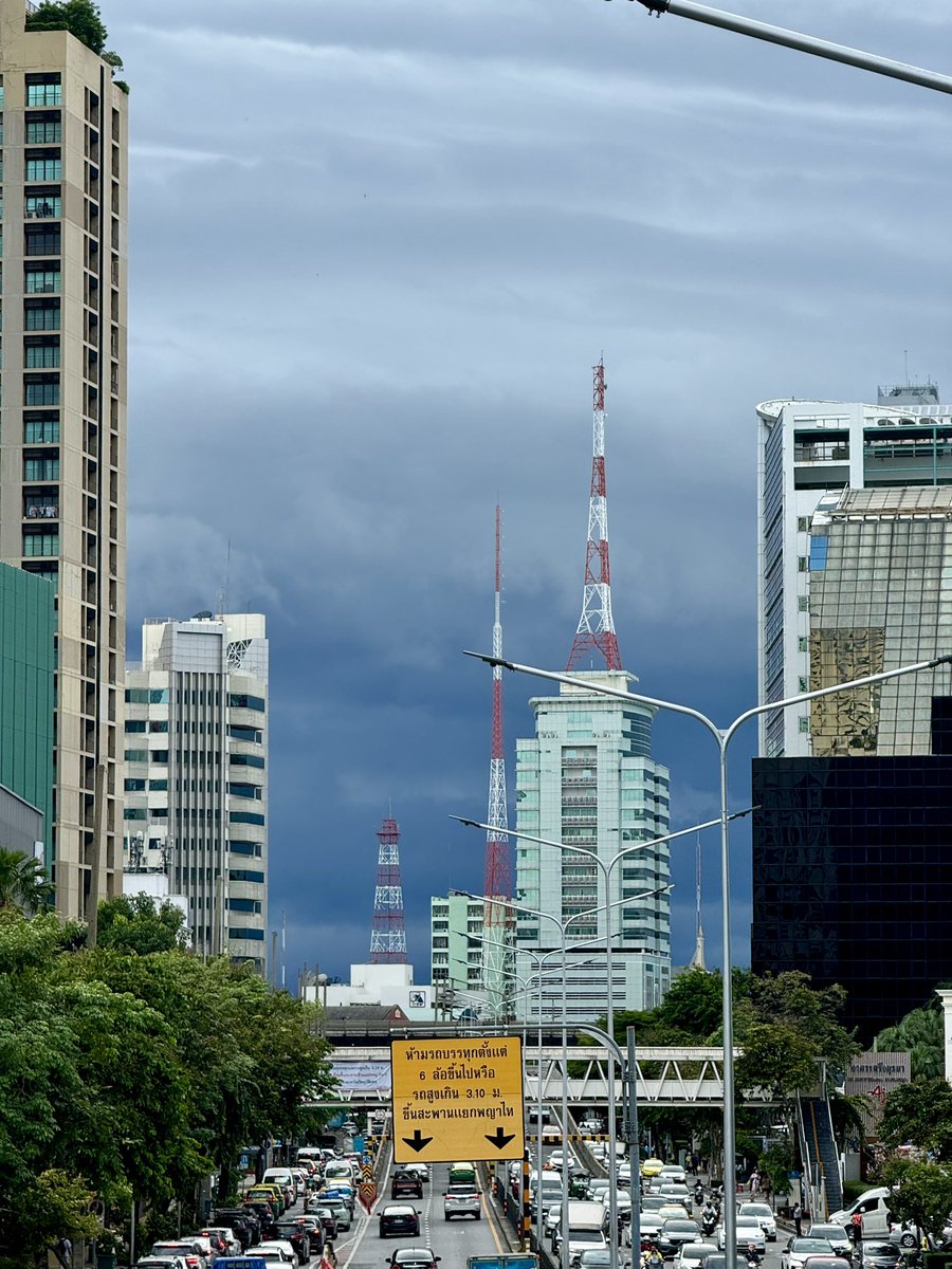 KulSrm's tweet photo. ⏰สิบเจ็ด น ถนนศรีอยุธยา หลังจากนักเรียนเลิก และเวลาของมนุษย์ออฟฟิศเลิก การมาเยือนอย่างถูกต้องตามฤดูกาล การจราจรไปและกลับเคลื่อนตัวได้ดี #สวัสดีวันอังคาร13 #จราจร #cloudy #sky #endofwork @js100radio @Meej_light @MrVop https://t.co/wowzQ0Eg2X