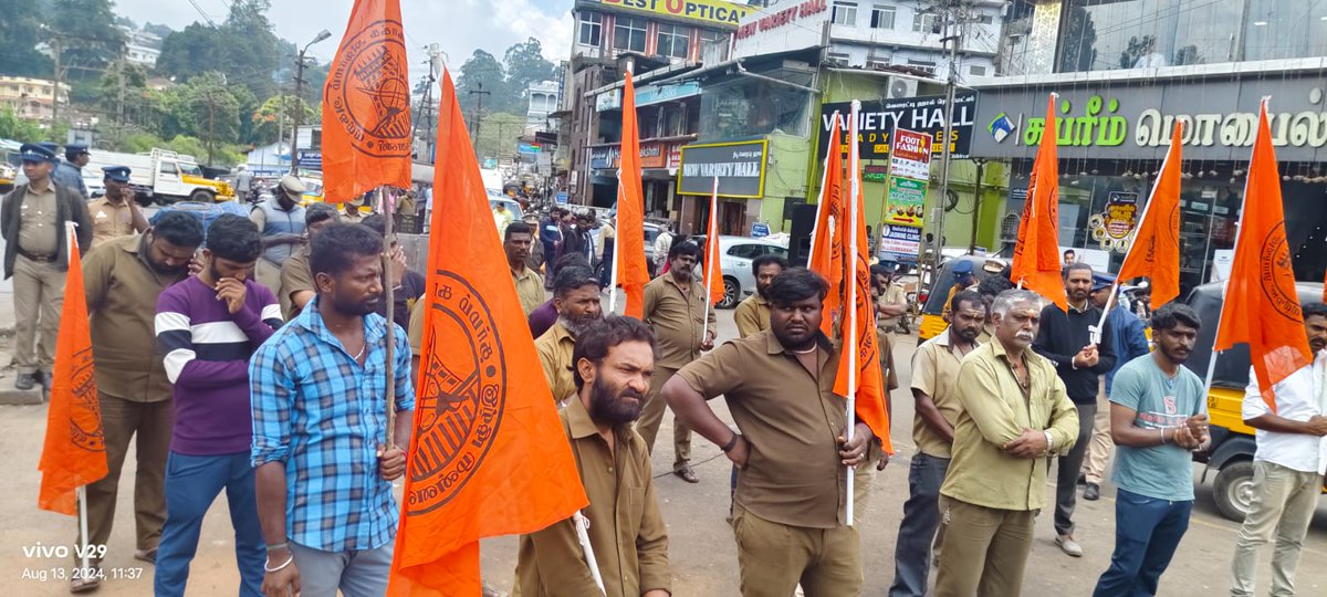hindumunnani_tn's tweet photo. #நீலகிரி மாவட்டம்.
ஆட்டோ தொழிலாளர்களை ஆதரித்து,
பல்வேறு கோரிக்கைகளை வலியுறுத்தி...
இந்து ஆட்டோ தொழிலாளர் முன்னணி சார்பில் மாநிலம் தழுவிய ஆர்ப்பாட்டம் குன்னூரில் நடைபெற்றது.
#இந்துஆட்டோமுன்னணி #August13 #ஆர்ப்பாட்டம் #hawf #hindumunnani https://t.co/rjdf6kP2mR
