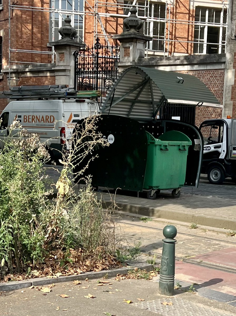 BonnierF's tweet image. Il y a quelques semaines, l'Echevin de la mobilité (Groen) se félicitait d'avoir installé 87 box vélos à Bruxelles pour promouvoir la mobilité active. Dommage que ces box servent surtout à stocker des poubelles... au moins, ils peuvent se vanter qu'ils sont tous 'complets'.