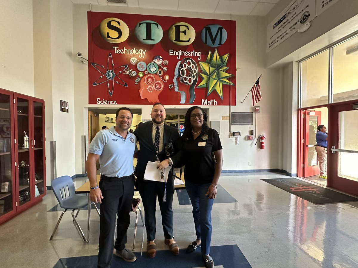 Thank you  <a href="/JoshLevyHlwd/">Josh Levy, Mayor of Hollywood</a> and <a href="/MarieWoodsonFL/">Marie Woodson</a> for spending some time with the <a href="/apollo_rockets/">Apollo Middle School</a> on our first day of school!