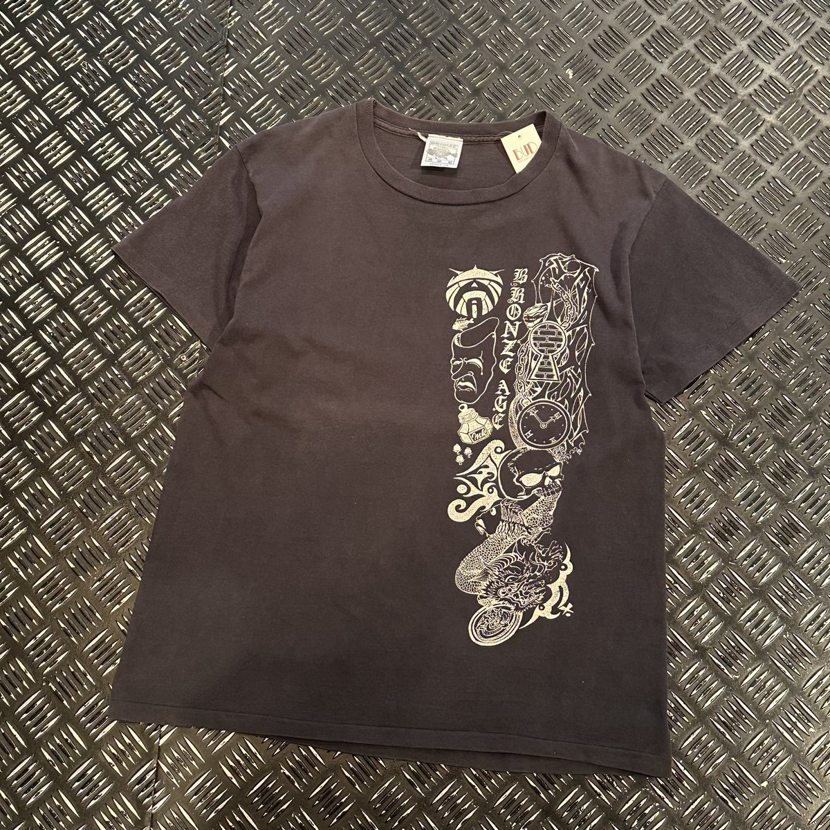 bud_vintage_'s tweet photo. BRONZE AGE 

良い配置のTattoo プリント
これがTシャツで酒飲めるってヤツか？！

Available at our website 
We Ship worldwide 

#budvintageclothing #Vintage  #80s #90s #00s #y2k #古着 #ヴィンテージ #harajuku #outfit #used #原宿 #bronzeage #oldskate https://t.co/yJVa0Sa5Wl