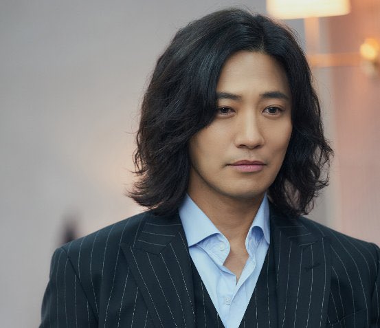 xjjneeee's tweet photo. watching #TheAuditors and keep eyeing Dae-Woong. Love his long hair Ughhh!! Upon searching, he is Dae Young from DOTS!! ommmoo im so sorry hahaha hindi kita nakilala teh! 😅😍 https://t.co/j4pYiNNKt0