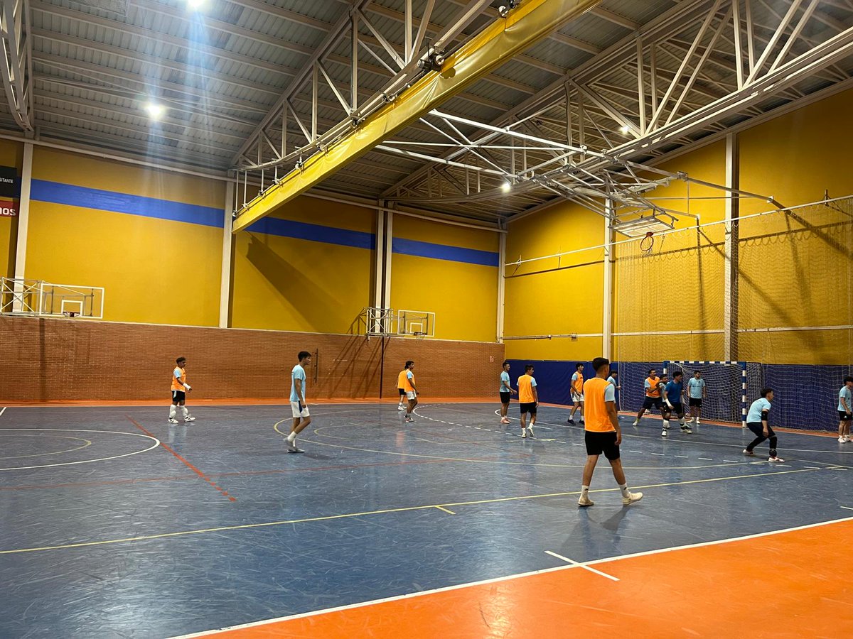 FsSalesianos's tweet photo. ¡Comienza la pretemporada! ⚽🔋

🏋‍♂️ Nuestro equipo senior preferente vuelve a la pista, listo para darlo todo. ¡Vamos chicos! 💪🏼

#VAMOSSALESIANOS💙 https://t.co/4niuecdBpG